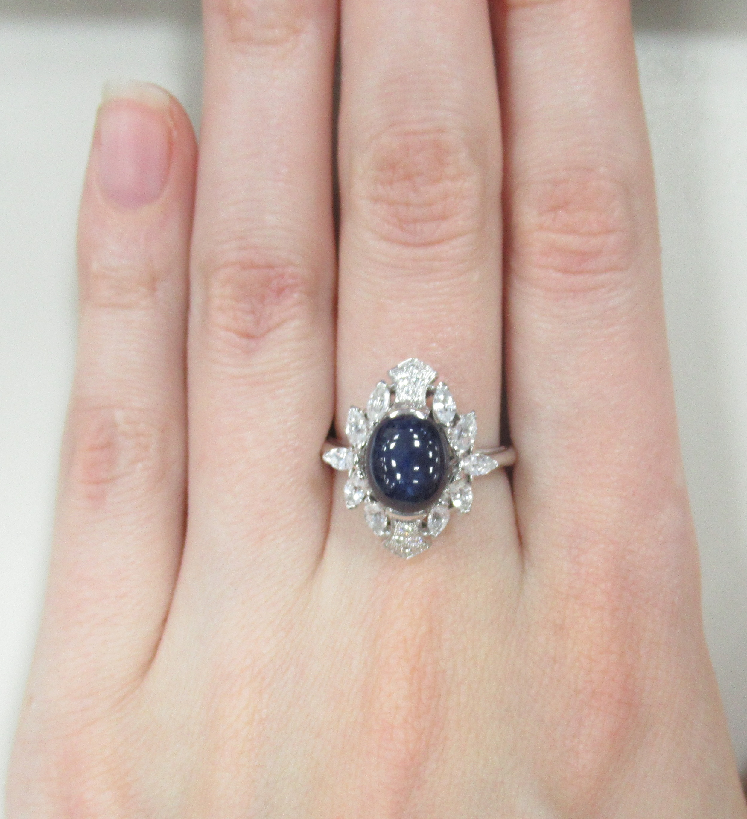 Кольцо из белого золота со звездчатым сапфиром